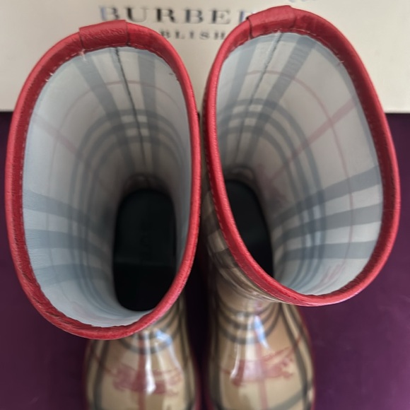 Authentic Burberry boots - Picture 6 of 11